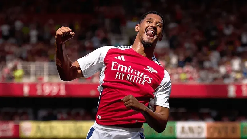 William Saliba ăn mừng bàn thắng trong áo Arsenal